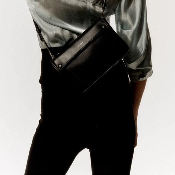 DELAROQ TROISIEME SMALL CROSSBODY NWOT ‎ POUCH IN PITCH BLACK - Picture 2 of 10